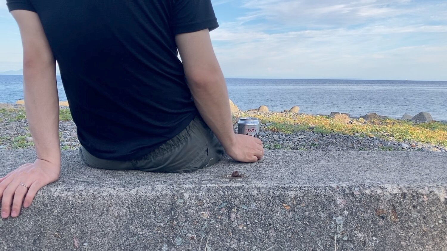 松ヶ崎ヒストリーパークの海を見ながらビールを飲む様子