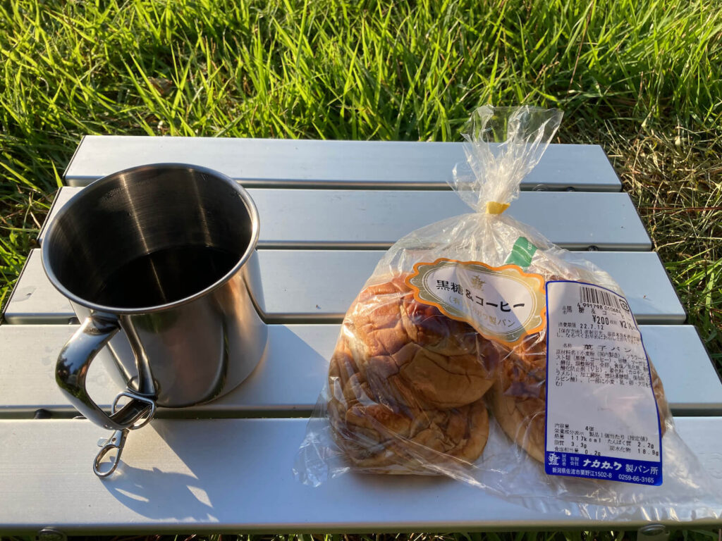 朝食のコーヒーと中川製パン所のパン